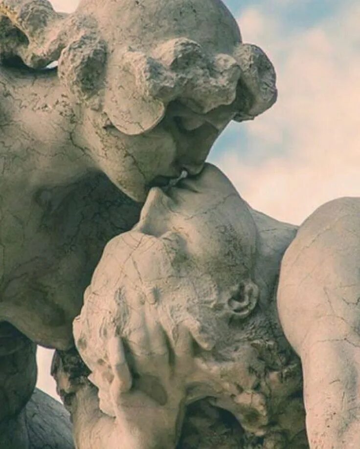 Греческий поцелуй. Скульптура «жертва» Леонардо Бистольфи. Скульптура поцелуй Леонардо Бистольфи. Роден скульптуры Эстетика. Статуя поцелуй Бернини.