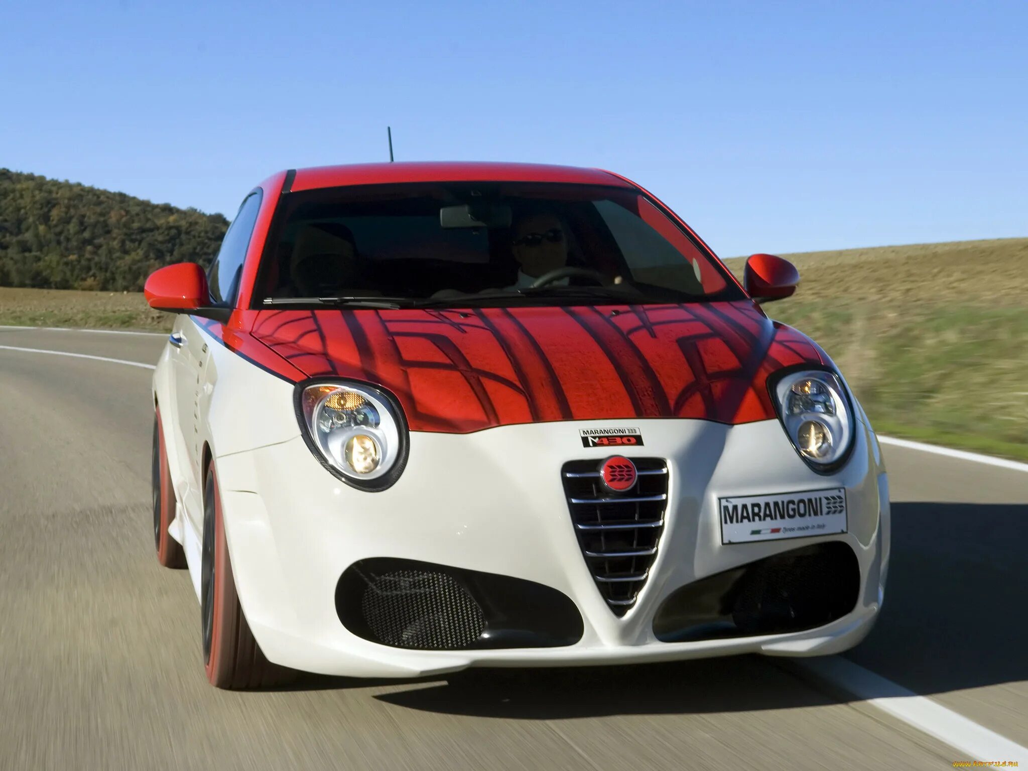 Бело красный автомобиль. Alfa Romeo 2008. Alfa Romeo 430. Машина Альфа Ромео 2008. Альфа Ромео двухместная.