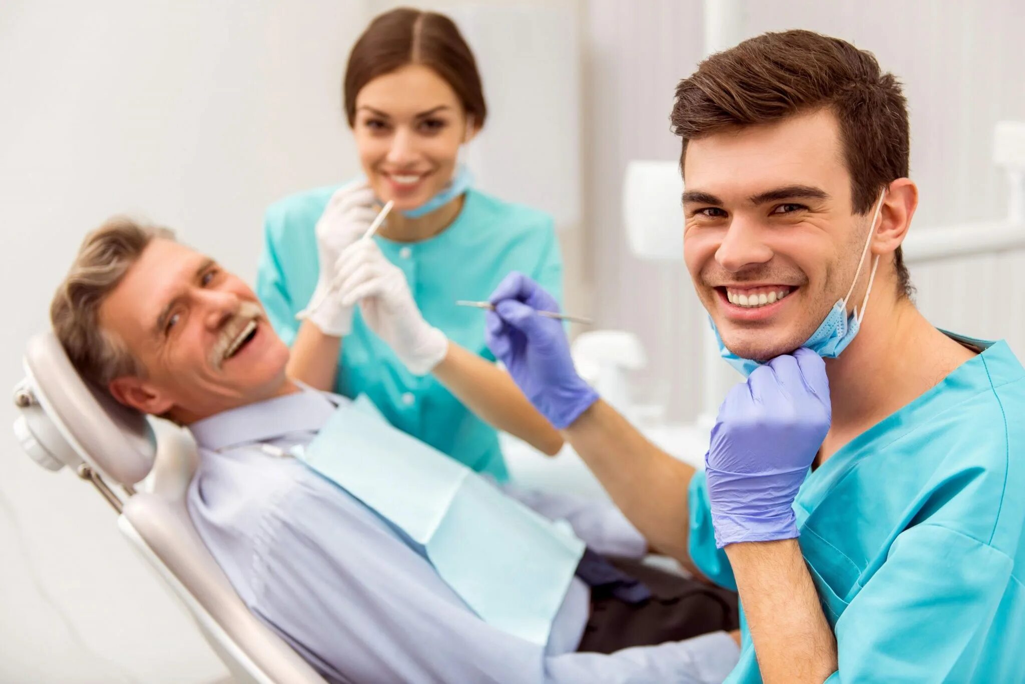 Врачи стоматологии рейтинг. Стоматолог. Стоматолог и пациент. Пациент у дантиста. Зубной врач.