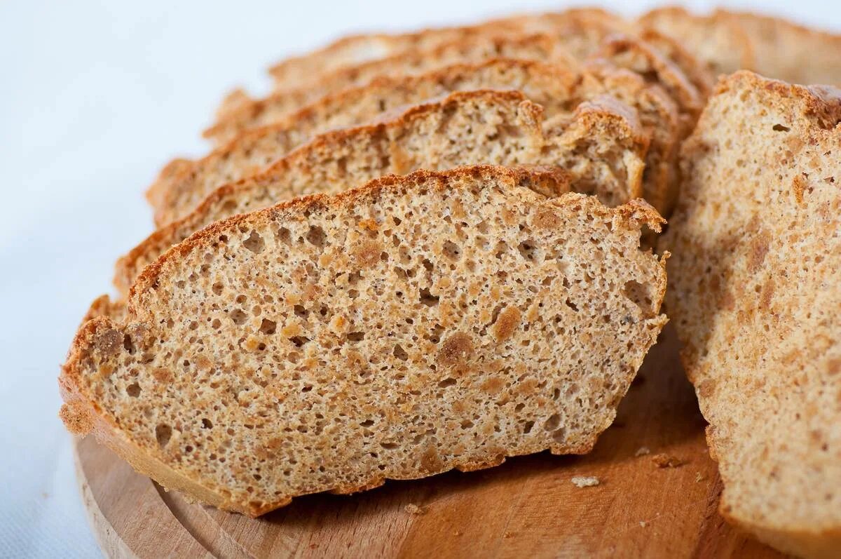 Цельнозерновой хлеб вред. Хлеб пшеничный отрубной. Ржаной отрубной хлеб. Хлебобулочные изделия с отрубями. Хлебцы с отрубями.