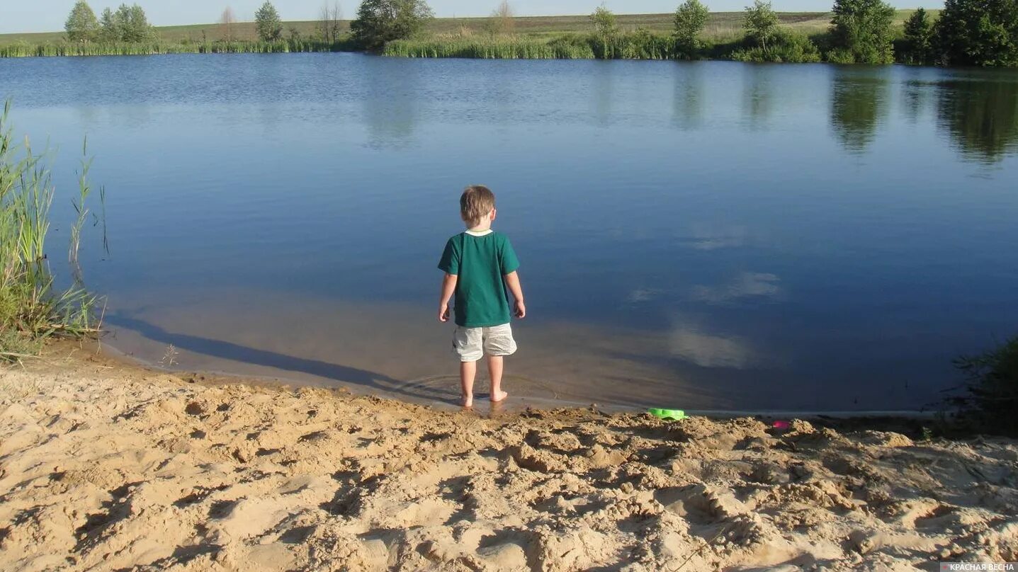 Дети на озере. Купание в водоемах. Мальчики на озере.