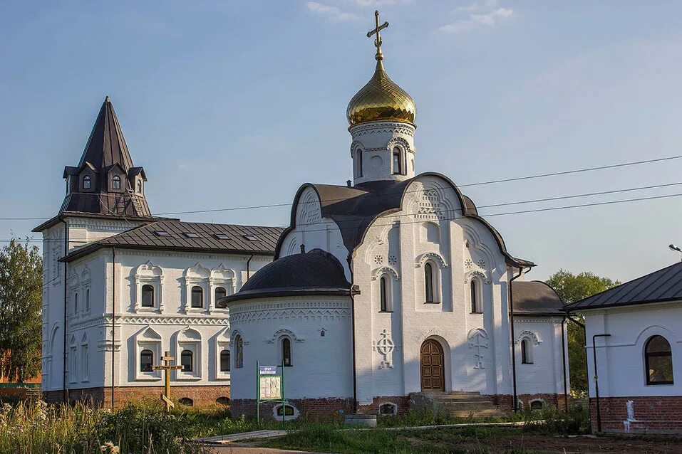 Церковь белые столбы. Храм в белых столбах московской области. Церковь иоанна кронштадтского белые столбы. Церковь белые столбы домодедово. Храм знамения домодедово белые столбы.