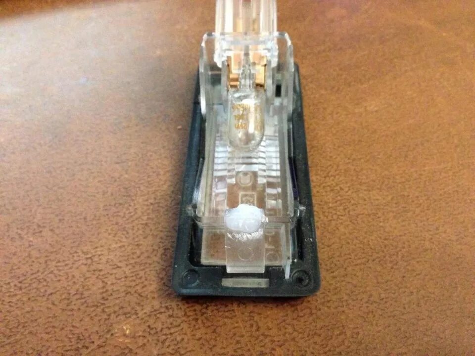 Фонарь подсветки номерного знака рено дастер 2014. Фонарь подсветки номерного знака дастер. Подсветка номерного знака рено дастер. Плафон номерного знака рено дастер. Подсветка номера дастер.