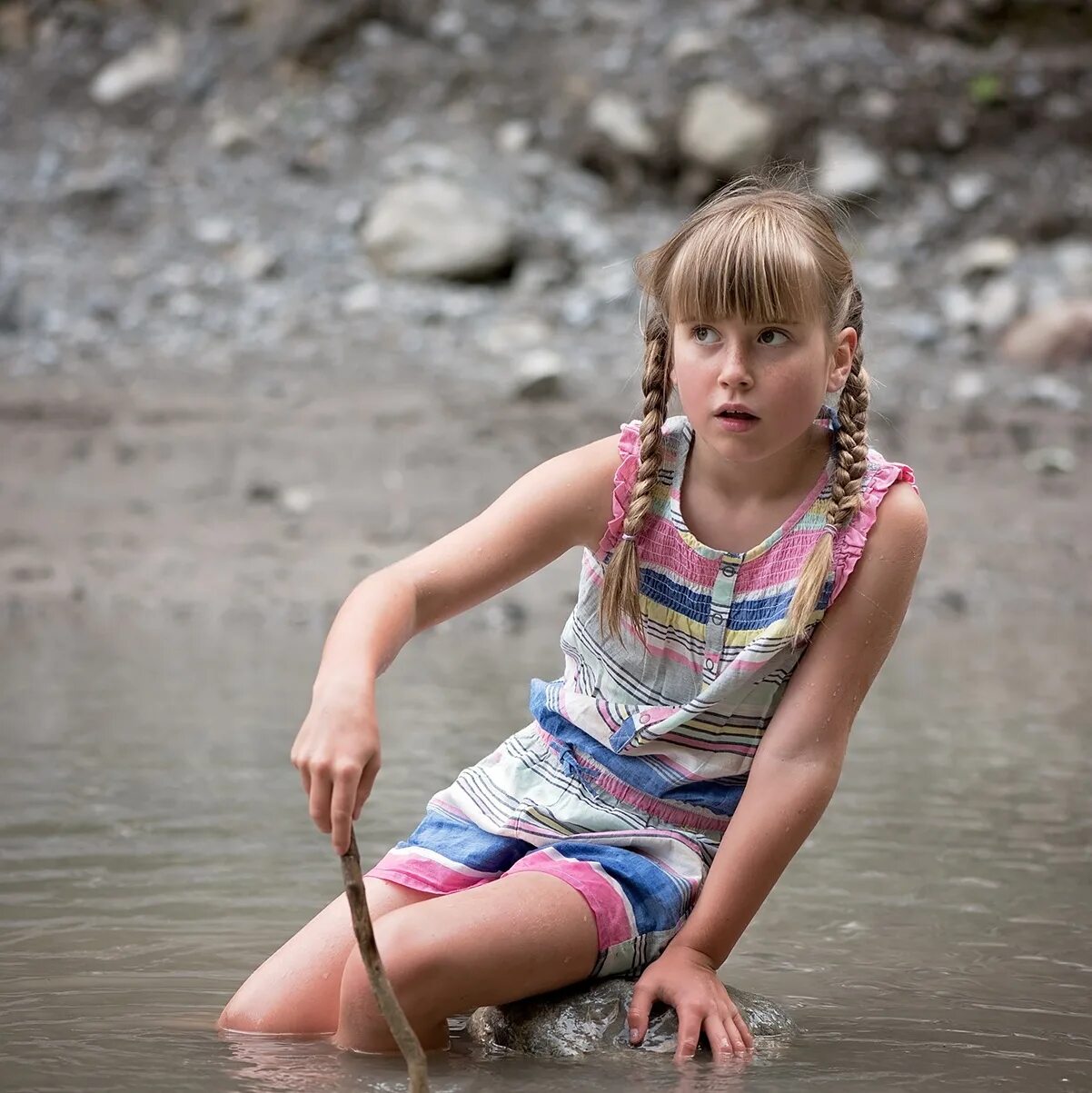Фотохостинги изображения. Девочка-подросток купается в озере. Дочка FOTOHOSTING. Прпулярныефото хостинги. Imgbb галерея.