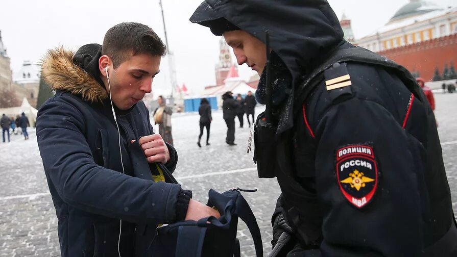 Имеет ли право полицейский. Сотрудник полиции проверяет сотовый телфон. Могут ли полиция за. Геолокация полиции. Полицейские проверяют телефоны