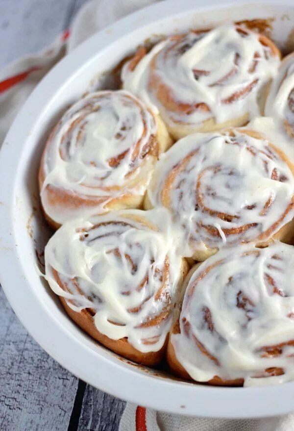 Булка синабон. Булочки в сметанной заливке. Выпечка. Булочки с творожной начинкой в сметанной заливке. Булочки в кремовой заливке.