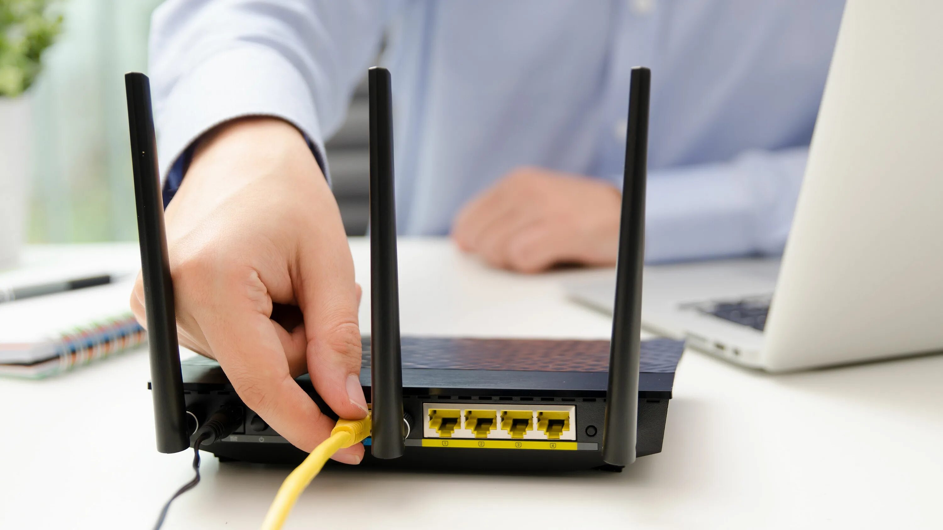 Устройство для раздачи интернета. Роутер. роутер интернет wi-fi. маршрутизатор для интернета. роутер в офисе.