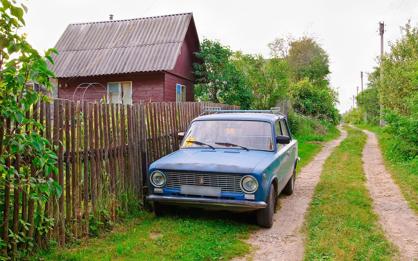 Скорость по деревне на машине. Деревенские машины. Машина в селе. Деревня Магина. Жигули в деревне.