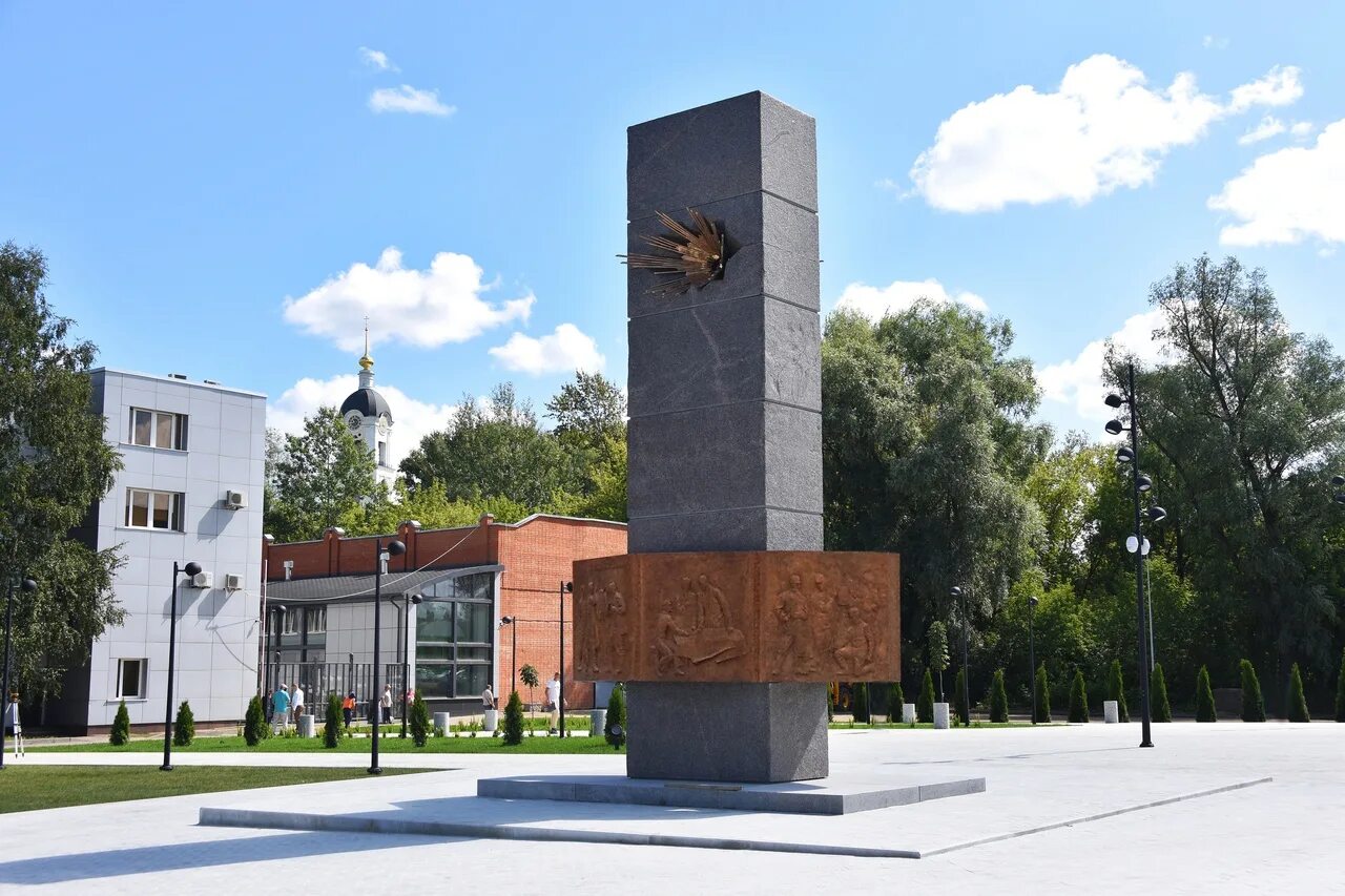 Саров запись. Памятник испытателям саров. саров памятник испытателям ядерного оружия. памятник погибшим испытателям в сарове. саров стелла погибшим испытателям.