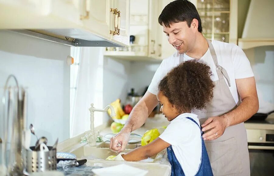 Семья с продуктами. Родители с детьми в магазине. Покупатель. Help your dad do make the shopping. Помогать маме по дому.