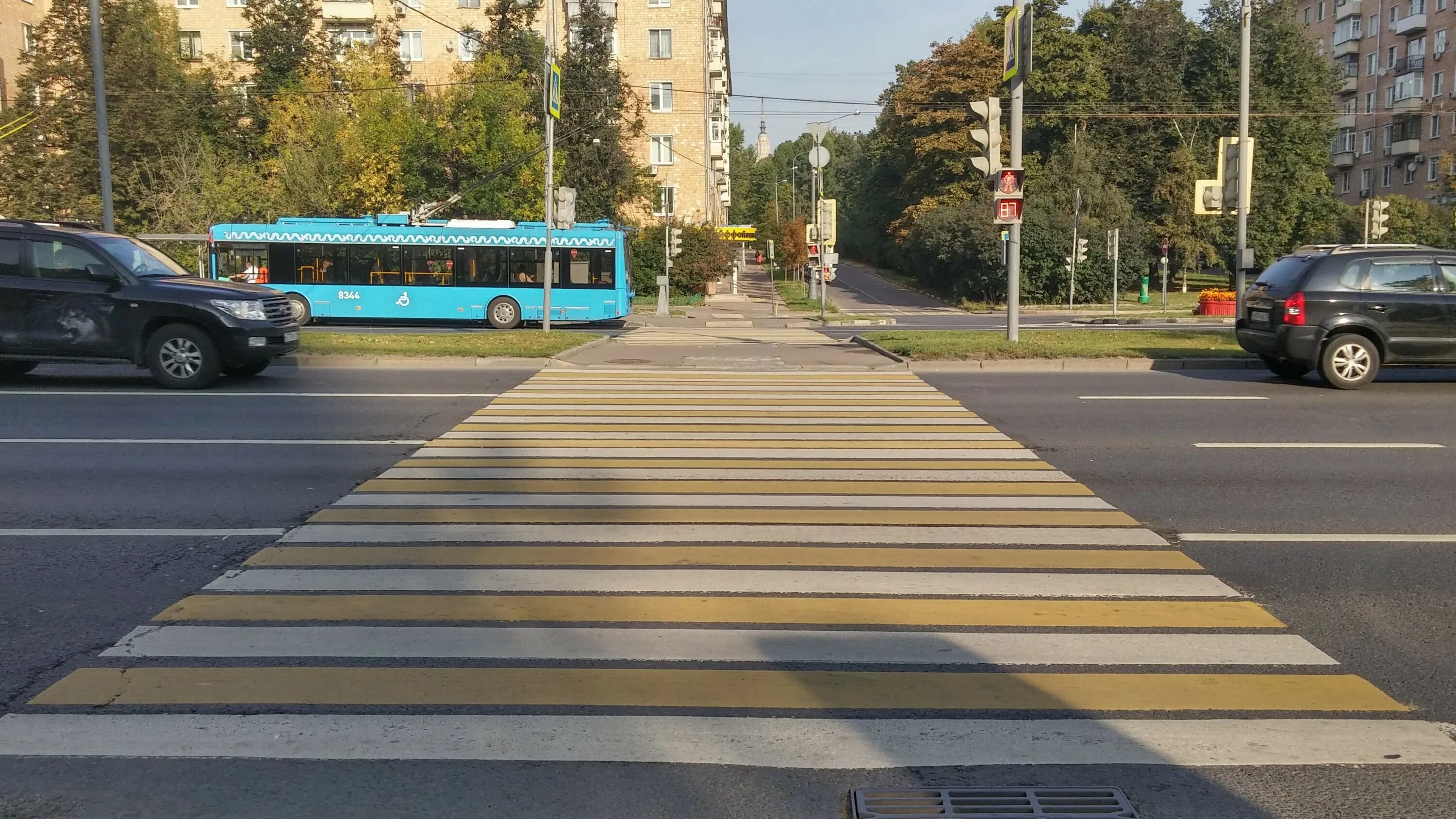 Дорога с пешеходным переходом. Дорожные знаки на улице. Надпись пешеходный переход. Пешеходный переход. Наземный пешеходный переход.