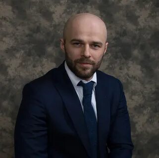 Сколько лет александру морозову