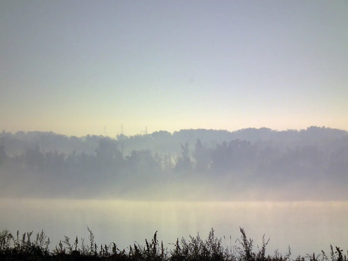 Утренний туман начинал слегка рассеиваться впр ответы. Туман над Волгой. Волга в тумане. Утренний туман на Волге. Туман над Васильсурском.