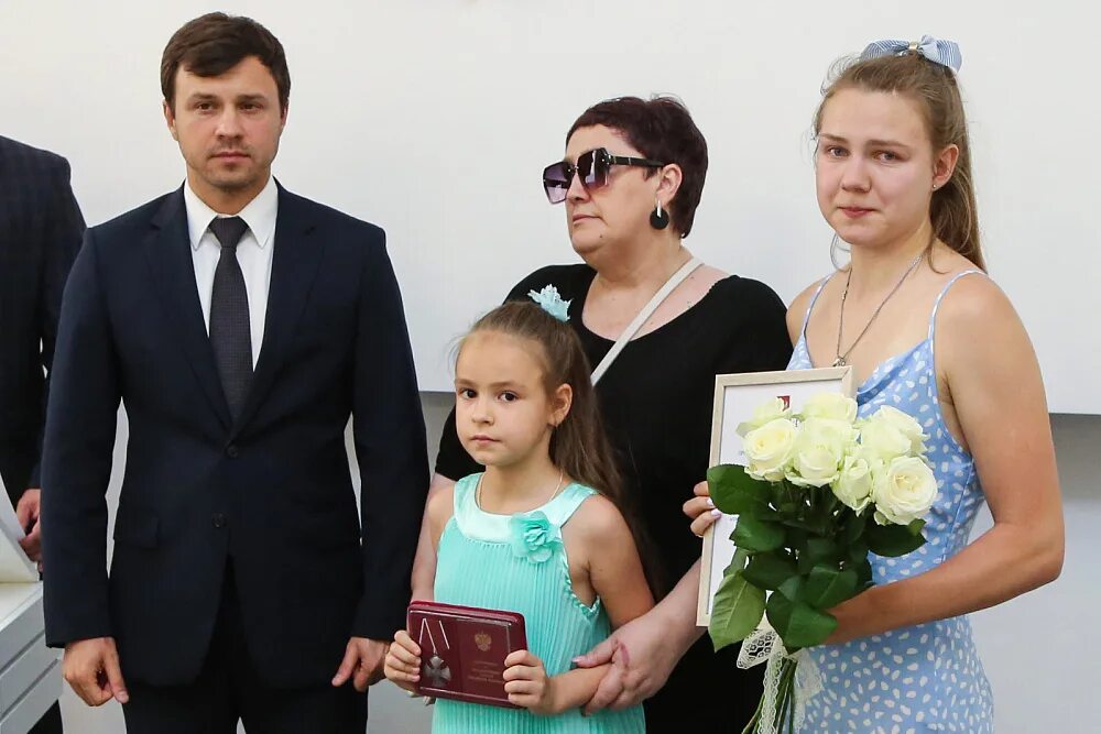 Вручение ордена мужества посмертно. Вручение ордена мужества посмертно. Награждение военных. Награда семья героя. Семья военнослужащего.