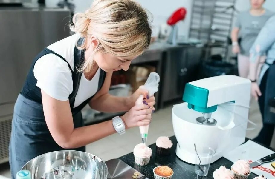 Кондитерский мастер класс. Джеки чан лапша. Фотосессия на кухне. Мастер едим. Артель русичи столярная мастерская.