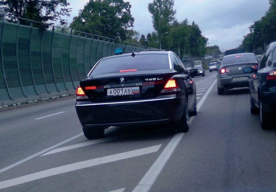 На блатных номерах катит бэха. BMW e65 АМР. АМР БМВ 7. АМР 197. BMW 7 e65 номера АМР.