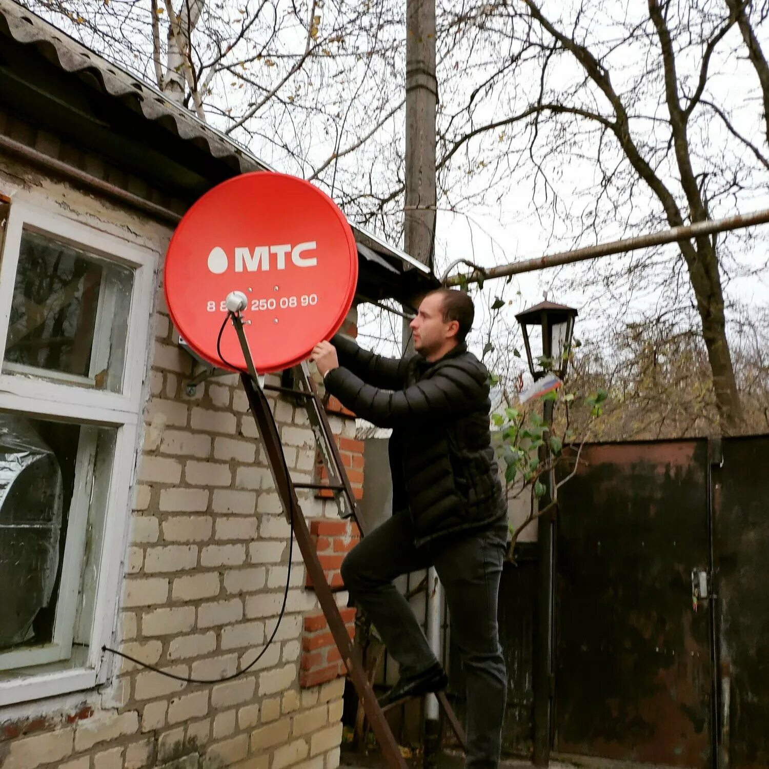 Как правильно отрегулировать спутниковую антенну. Мтс монтаж спутниковой тарелки. Схема установки спутниковой тарелки мтс. Спутниковое тв мтс. Крепление спутниковой антенны мтс.