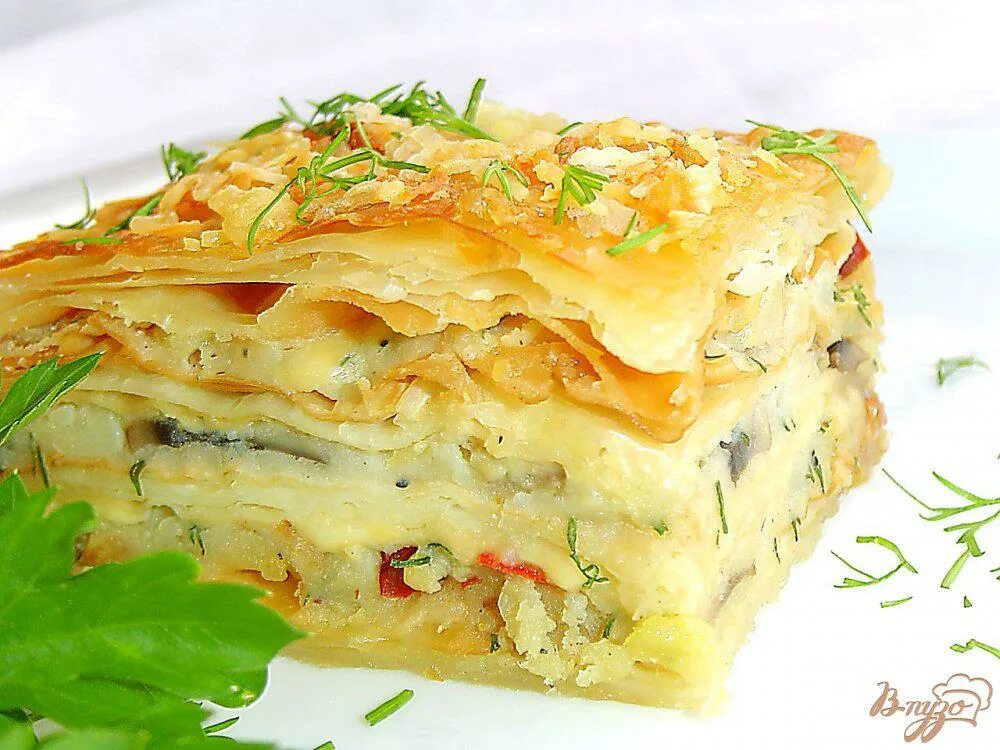 Закусочный пирог из слоеного теста. Закусочный торт слоеный наполеон. Мясной торт наполеон. Гриб наполеон. Закусочный грибной торт наполеон.