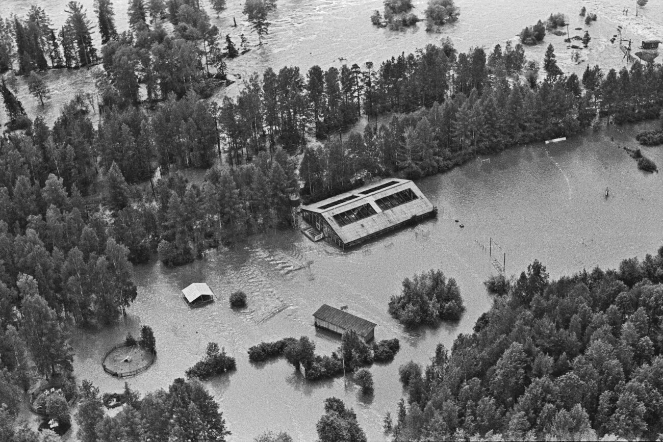 1 июня 1993. Прорыв плотины Киселевского водохранилища. Прорыв плотины в Серове в 1993. Наводнение в Серове 1993. Прорыв плотины в городе Серове.