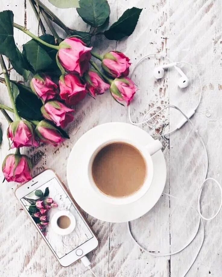 Доброго утро стиль картинки. Чашка кофе и цветы. Кофе и цветы. Кофе и цветы стильно. Утро кофе цветы.