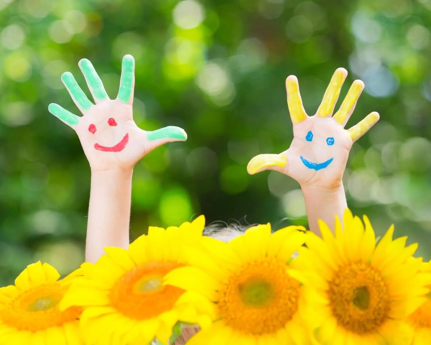 День защиты детей руки. Солнце позитив радость. Солнышко на ладошке. Цветы в ладошках. Летний позитив.