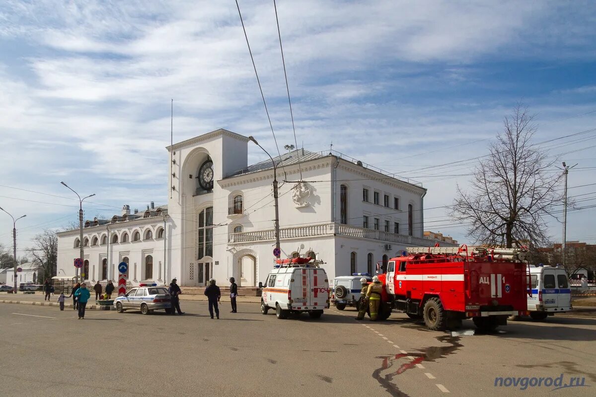 Вокзал Великий Новгород. Ж/Д вокзал Великий Новгород. Великий Новгород Железнодорожный вокзал. Вокзал Новгород Великий 19 век. Вокзал великий новгород телефон