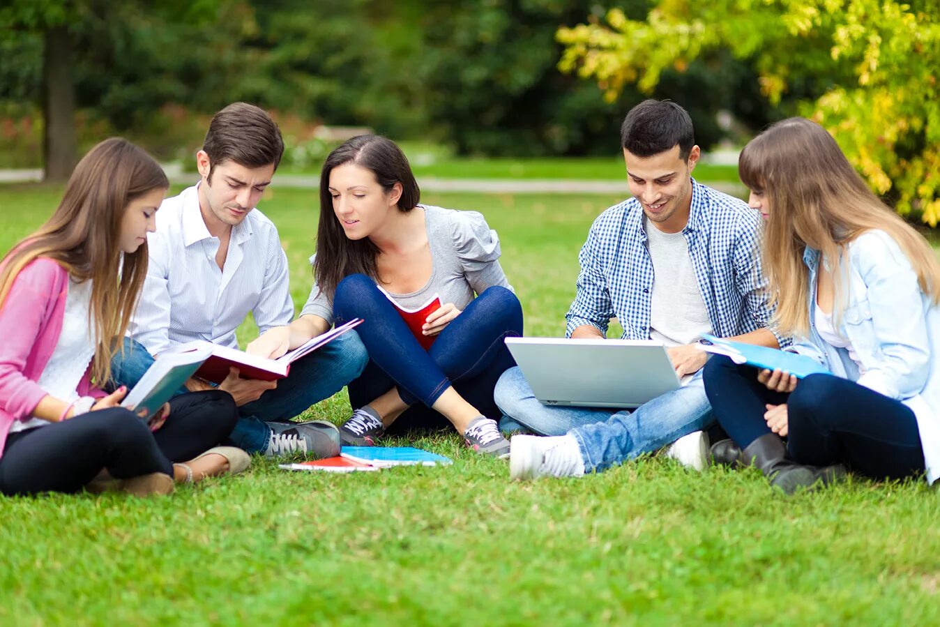 College bi. Группа людей в парке. Учащиеся студенты. Студенты в парке. Молодые люди.