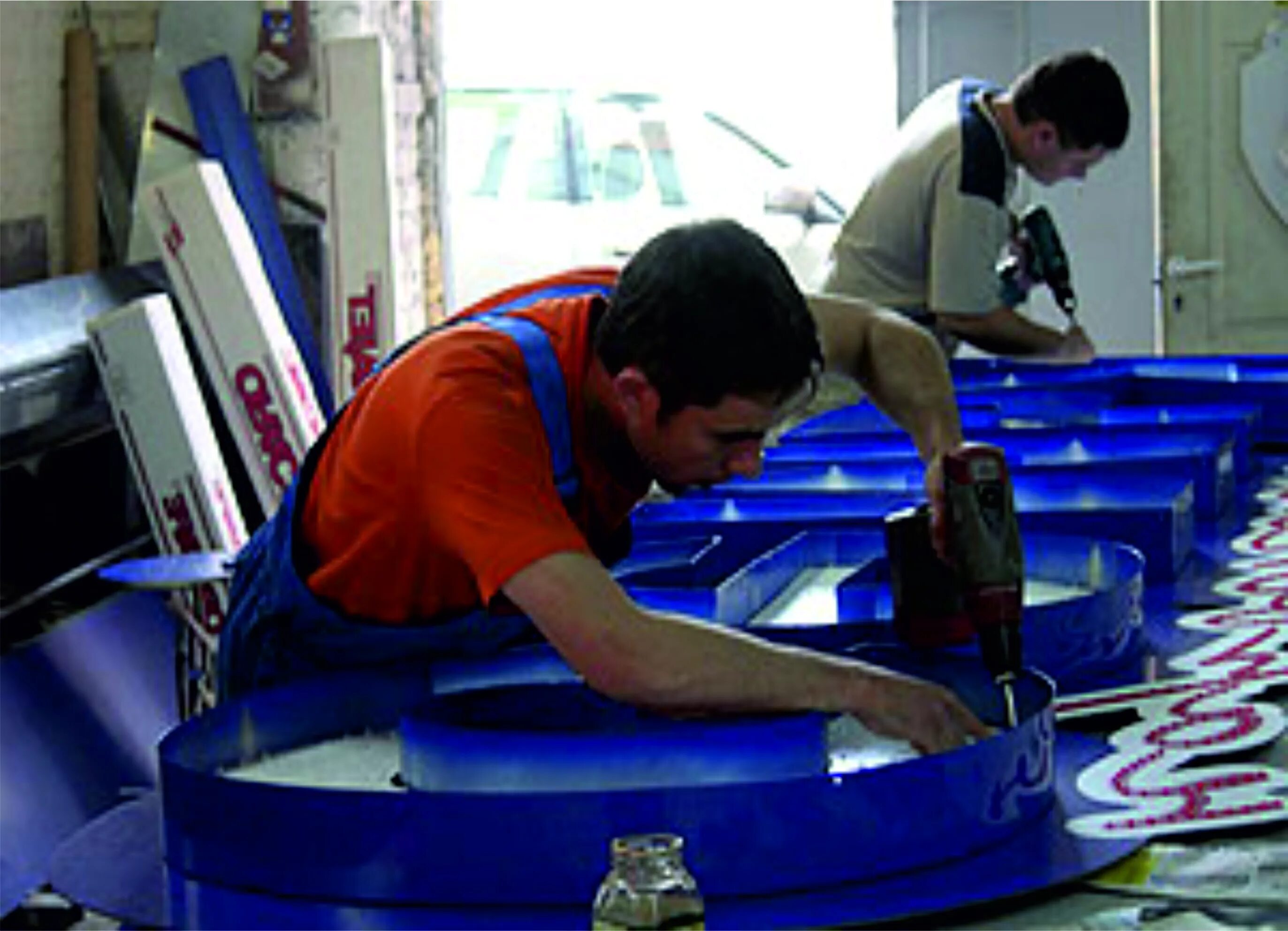 изготовитель наружной рекламы. макетчик наружной рекламы. визуальные коммуникации в рекламе. изготовление рекламы. изготовитель-монтажник наружной рекламы.