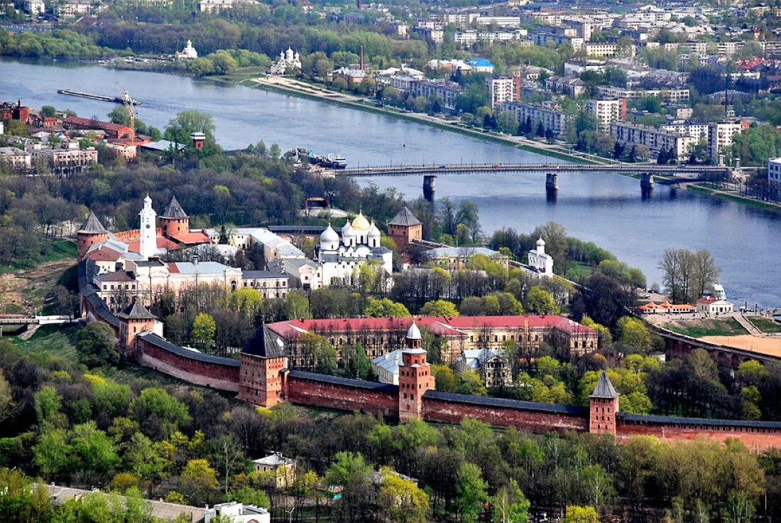 Великий новгород переехать. Исторический центр Великого Новгорода. Великий Новгород достопримечательнос. Новгородский Кремль (г. Великий Новгород). Современный Великий Новгород.