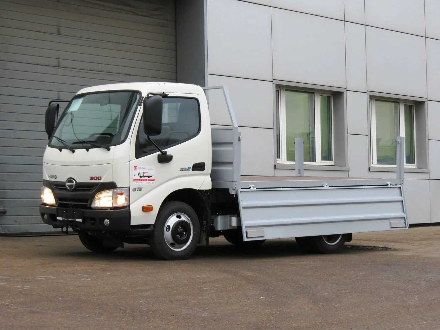 Купить грузовик категории в. Тойота Хино 300. Hino 300 бортовой. Hino 300 xzu600l. Хино 300 бортовая.