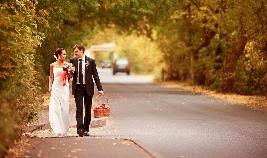 Свадьба фотосессия естественность. Женихи идут. Свадьба. Дорога к невесте. Свадьба.