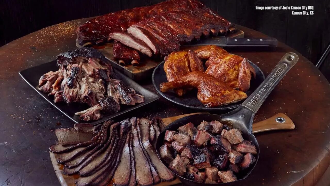 Warriors много мяса. Много мяса. Мясо на столе. Ассорти мясное горячее на доске. Техасский барбекю бар.
