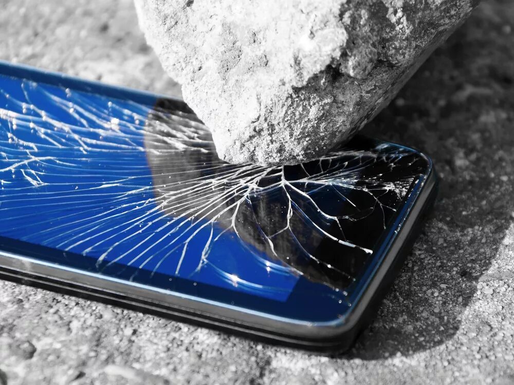 Опасны ли смартфоны. Смартфон с разбитым экраном. Сломался телефон. Сломанный смартфон.