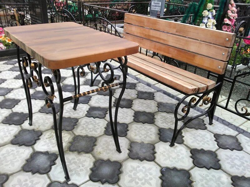 столик из металла на кладбище. кованые столы и скамейки на кладбище. столик металлический на кладбище. стол и скамейка на кладбище. кованые столы и лавки.