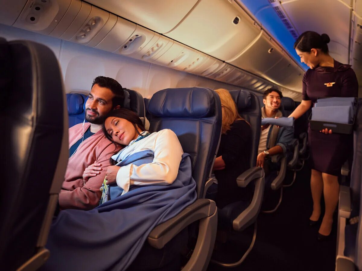 Авиакомпания delta плед. Девушка в самолете. Девушка в самолете. Long haul flight. Delta airlines cabin.