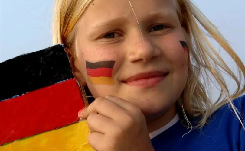 Немецкие дети в россии. Детство в Германии. Дети из Германии. Русско немецкие дети. Флаг Германии на лице.