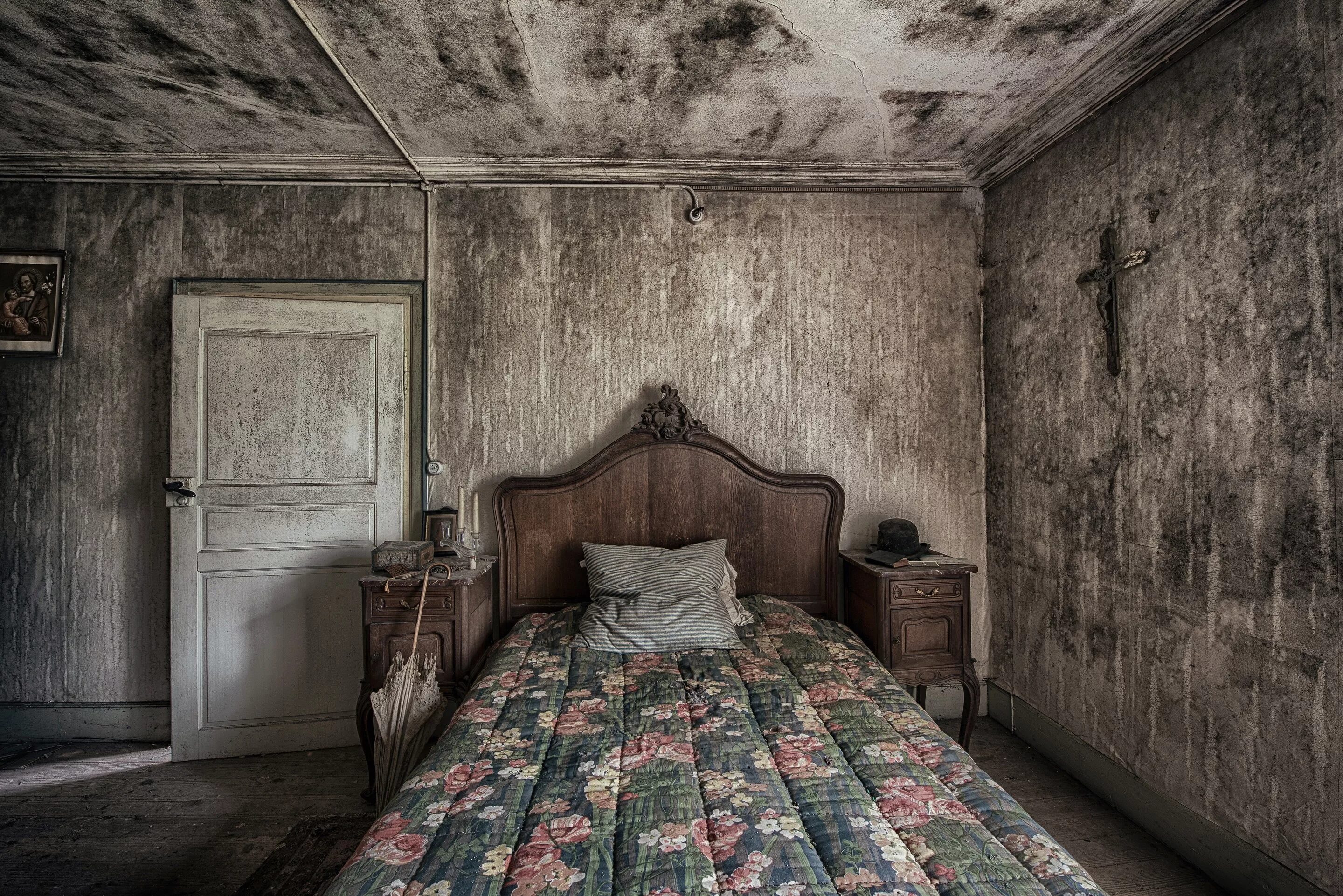 Old bedroom. Старинная комната. Старинный интерьер комнаты. Старая комната. Некрасивая комната.