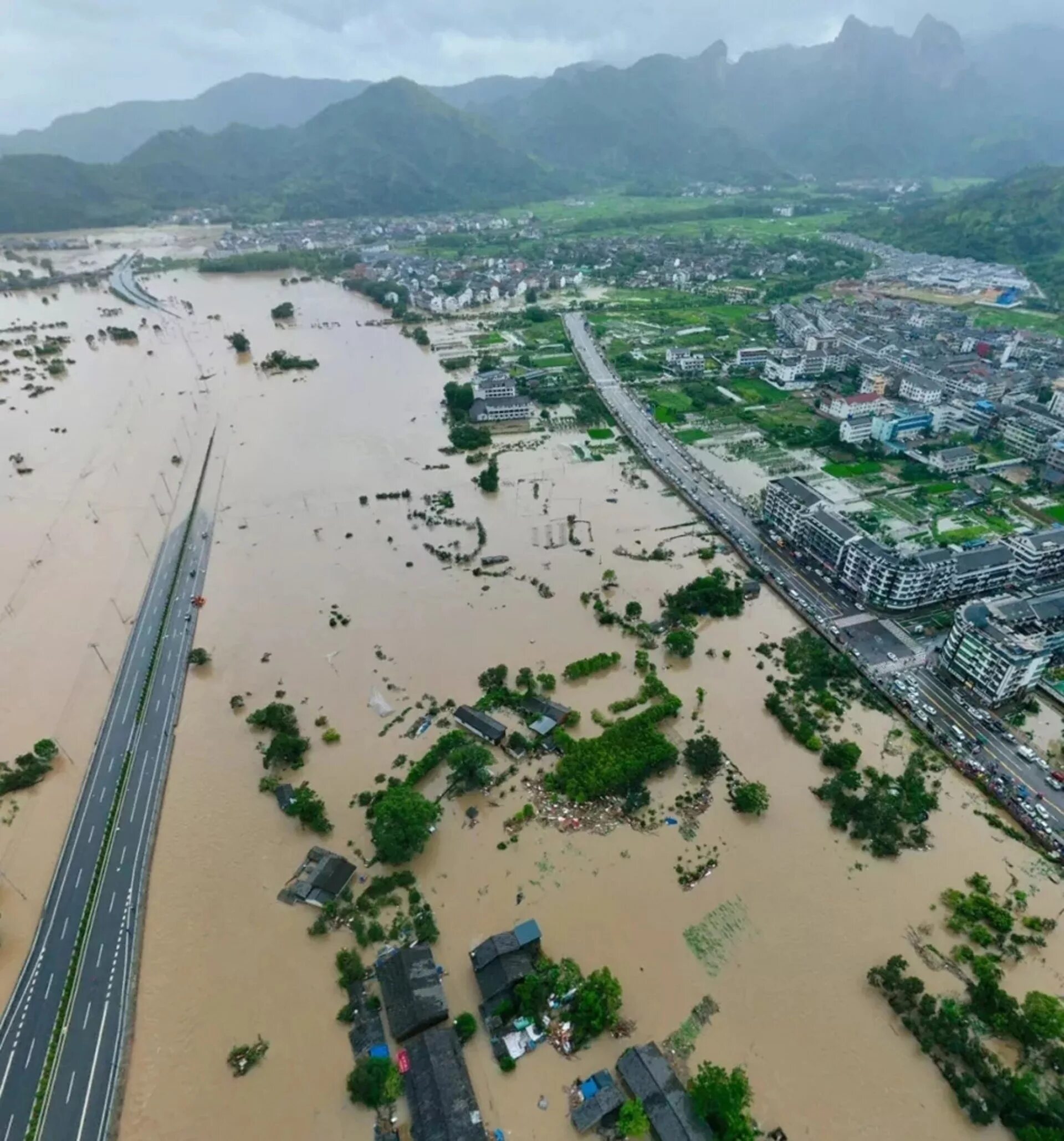Тайфун в Китае 2023. Цзиндэчжэнь город в Китае. Август в Китае. Корож Китая кайфунг. Ветер в китае