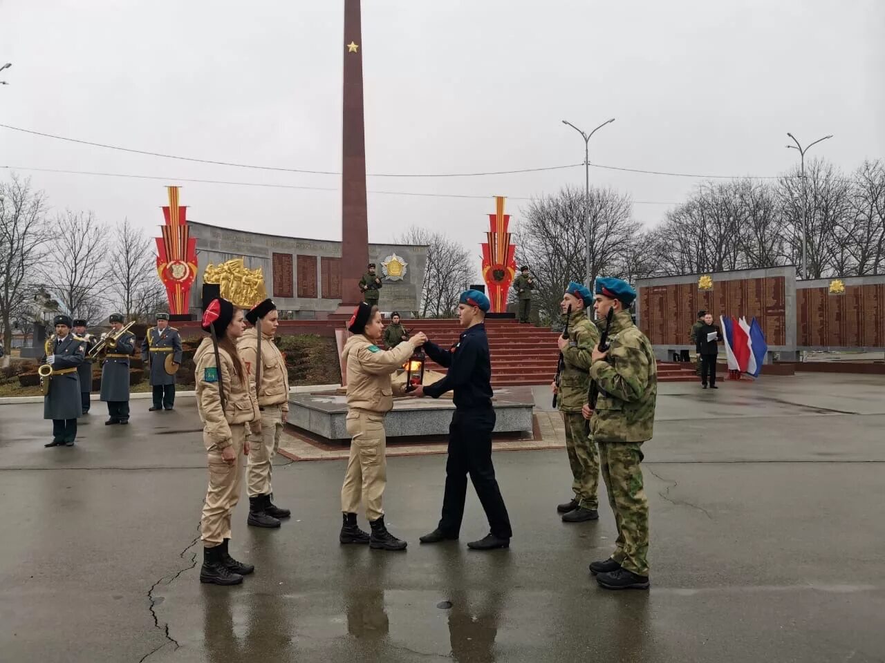 Усть лабинск 23. Площадь Победы Лабинск. Вечный огонь Усть-Лабинск. Лабинск площадь Победы танк. Лабинск площадь города.