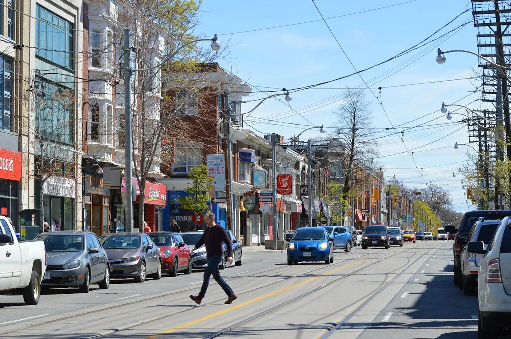 Улица восток тонкая. Наши дни улица Восток. 2404 Queen Street East. New Queen Street Toronto. Дома Торонто солнечные дни.