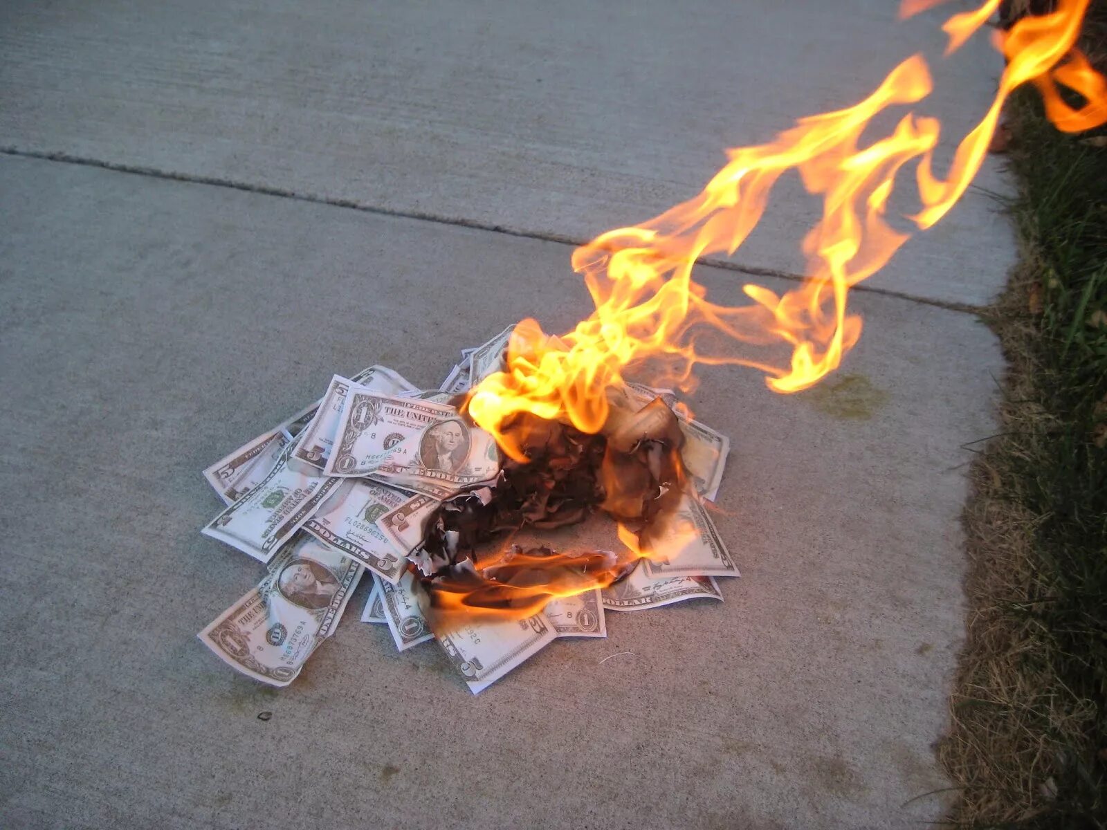 Сожжение американского флага. Написание слова жечь. Реактивный огнемет шмель. Да ты жжешь. От радикулита мазь финалгон.