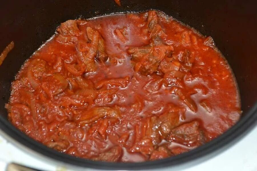 Мясо подливка с томатной пастой. Мясо в томатной пасте. Подливка на сковороде. Мясо с подливкой. Подливка из говядины.