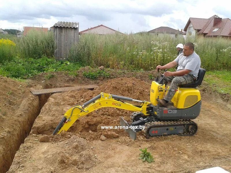 Под ковшом экскаватора. Wiljam-vl100 мини экскаватор финский. Мини погрузчик МКСМ-1000 траншея копатель. Мини-экскаватор 3300. Мини экскаватор Hyundai 60 траншея.