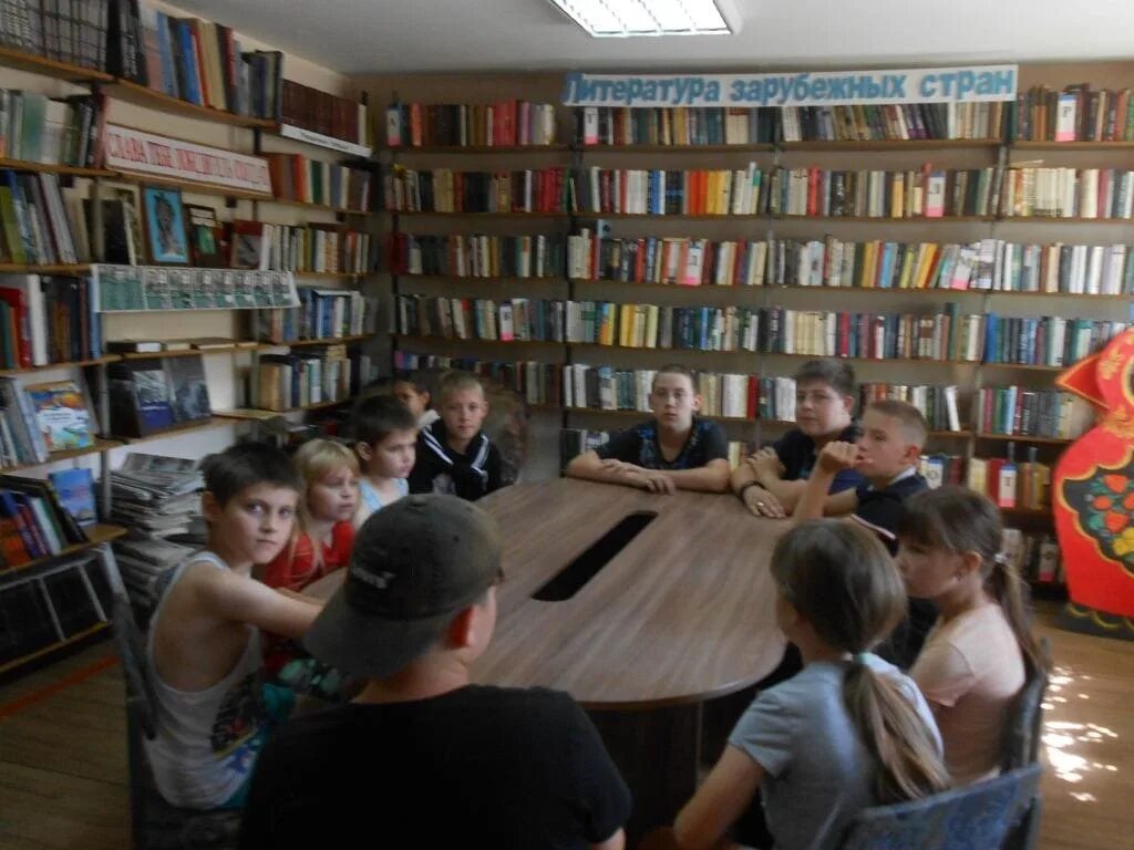 Книжные выставки об армии. Читатель бой. Мальчик. Мальчик за книжкой. Книжная выставка бородино.