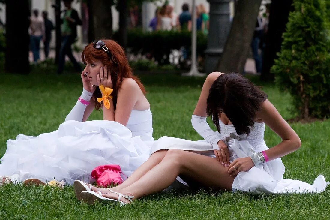 драка за букет невесты. невесты домашнее. фотосессия невесты и свидетельницы. пьяные девушки на свадьбе. пьяная невеста в платье.