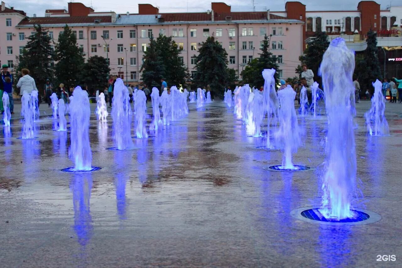 Фонтан пермь. Фонтан на эспланаде пермь. фонтан у драмтеатра пермь. фонтан в театральном сквере пермь. старый фонтан у драмтеатра пермь.