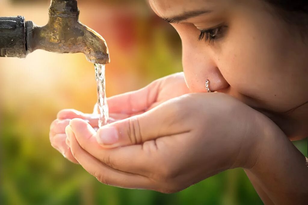 Кран с водой. Проблема с питьевой водой. Экология в быту. Проблема с питьевой водой. Проблема с питьевой водой.
