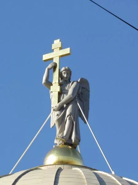 ставрополь монумент ангел-хранитель ставрополя. архангел михаил на шпиле. ангел на соборе святой екатерины на васильевском острове. ангел на храме святой екатерины в спб. на месте храма стоит ангел.