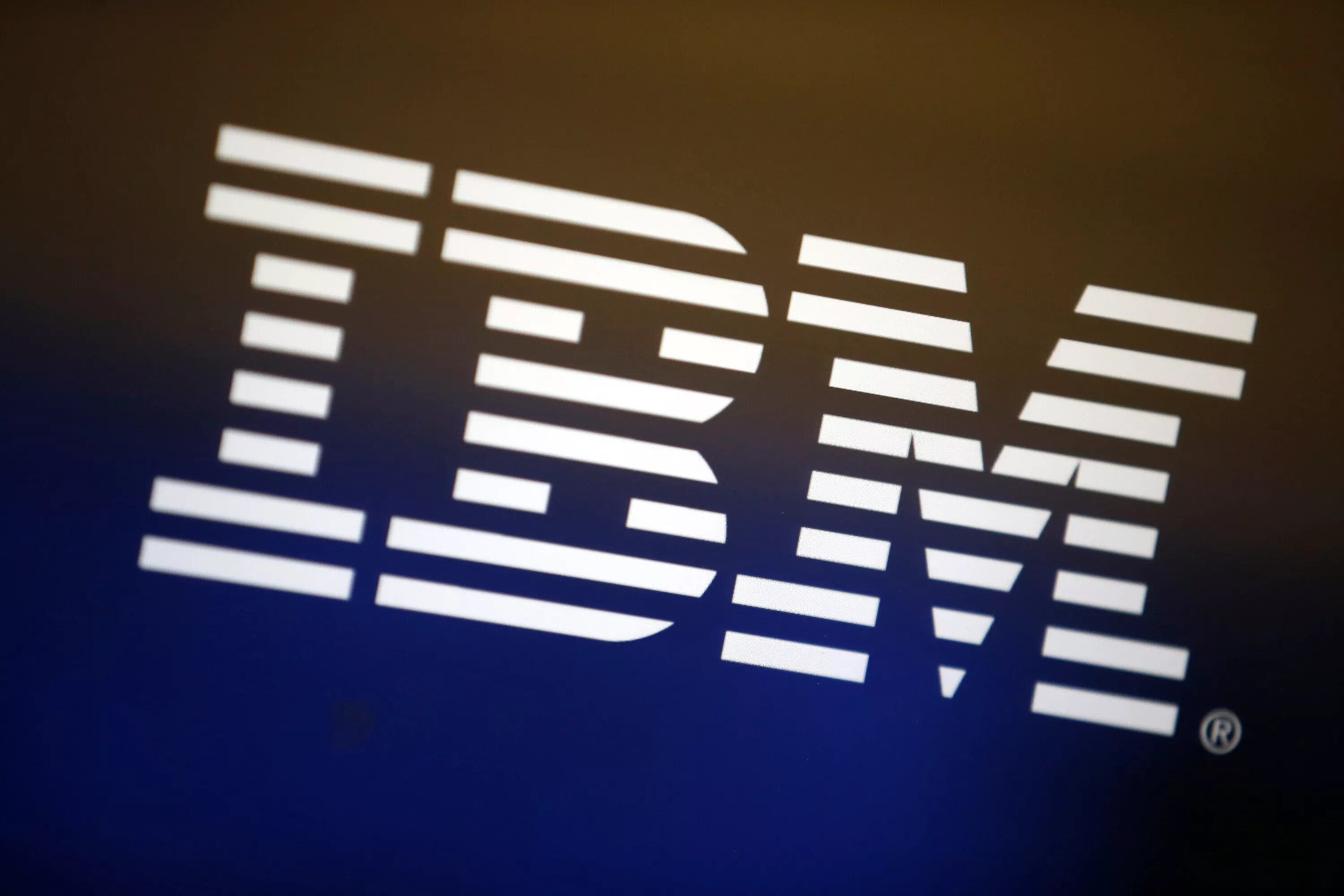 Ibm downloads. IBM эмблема. IBM фото. Корпорация IBM. Логотип ИБМ.