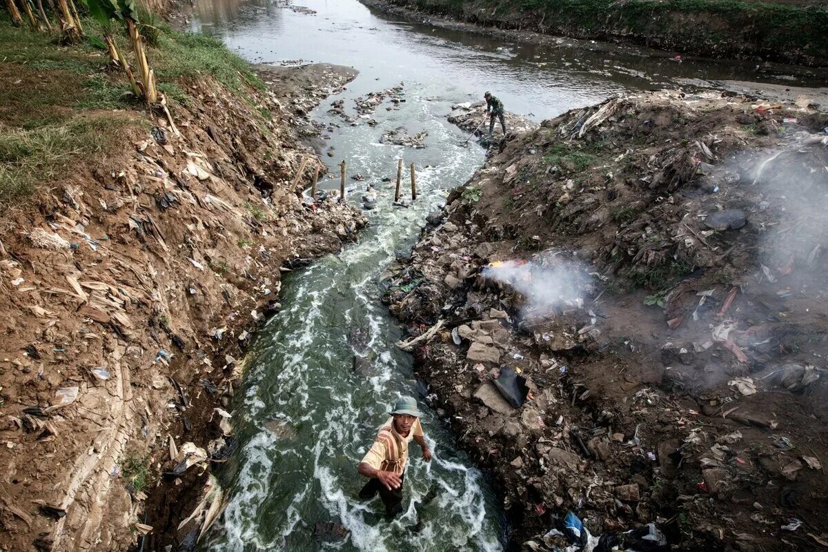 Грязная вода видео. Река Цитарум. Река Цитарум Индонезия. Река ганг самая грязная река в мире. Хуанхэ грязная река.